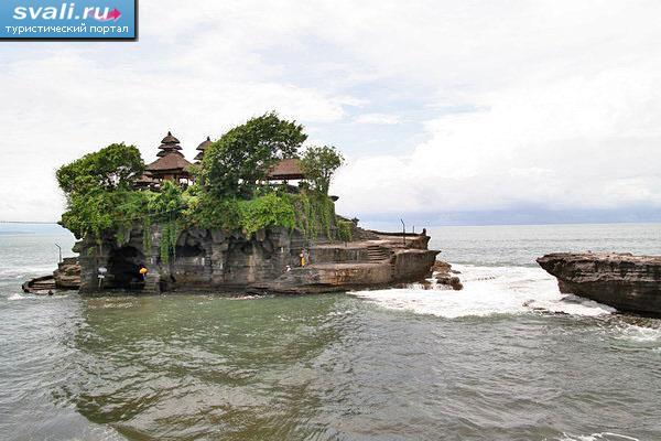 Храм Тана-Лот (Tanah Lot) во время прилива, южное побережье острова Бали (Bali), Индонезия.