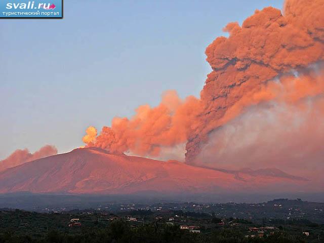 Извержение вулкана Этна, Сицилия, Италия.