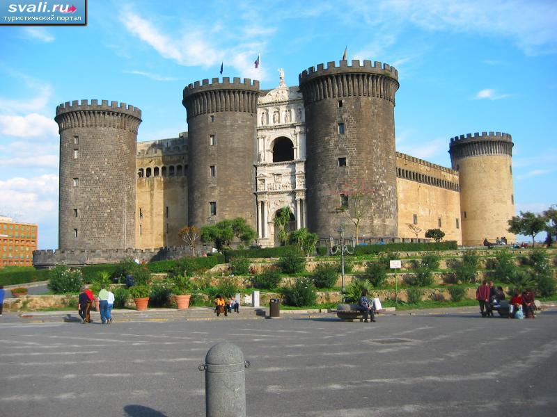 "Новый Замок" (Castel Nuovo), Неаполь, Италия.
