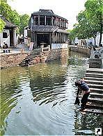 Древний поселок Тунли (Tongli), в 20 км от Сучжоу (Suzhou), провинция Цзянсу (Jiangsu), Китай. 