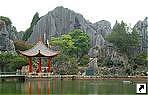 "Каменный лес" (Stone Forest) в 120 км к юго-востоку от  Куньмина (Kunming), провинция Юньнань (Yunnan), Китай. 