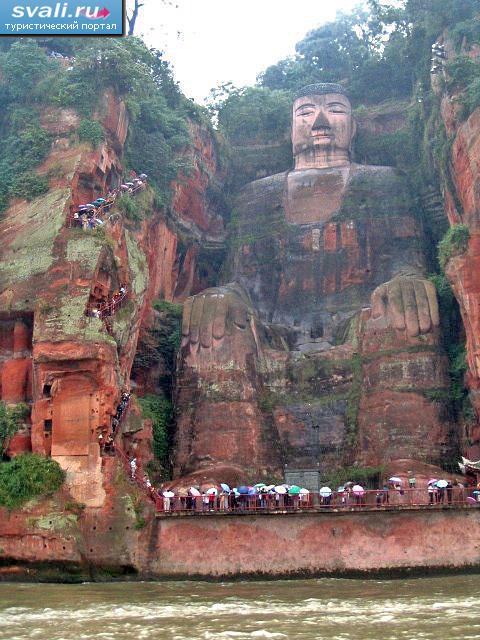 Лэшаньский Большой Будда (Leshan Grand Buddha), горы Эмэйшань (Emeishan) в 165 км к югу от Чэнду, провинция Сычуань (Sichuan), Китай. 