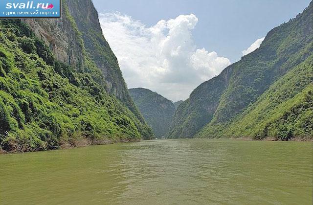 "Три ущелья" (Three Gorges) в провинции Хубэй (Hubei), Китай.