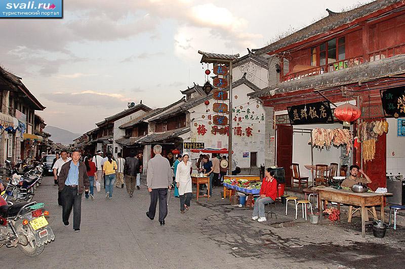 Рынок в городе Дали (Dali), провинция Юньнань (Yunnan), Китай. 