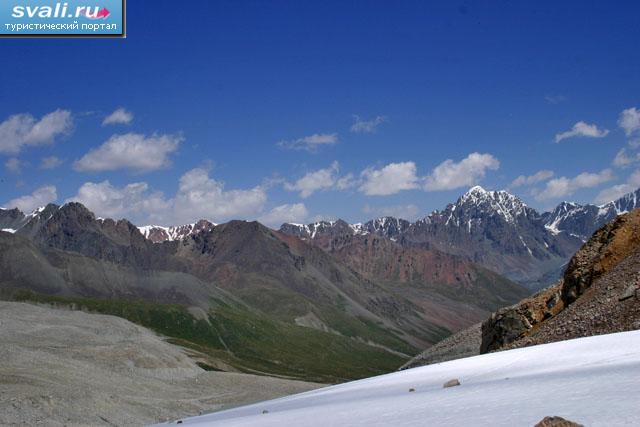 Вид на хребет Кунгей-Ала-Тоо, Чолпон-Ата, Киргизия.