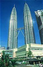 Небоскреб "Башни Близнецы Петронас" (Petronas Twin Towers), Куала-Лумпур, Малайзия.