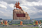 Статуя Сухэ-Батора на площади Сухбаатар в центре Улан-Батора, Монголия.