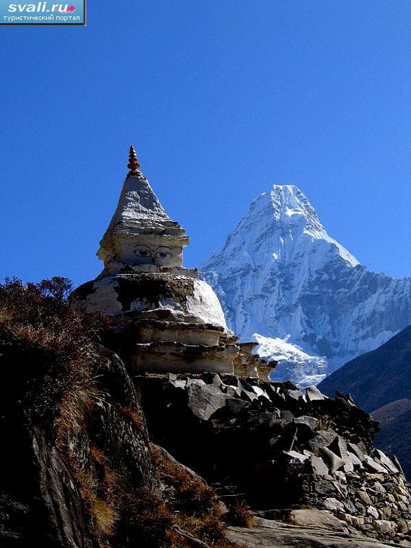 Буддистская ступа на фоне вершины Ама-Даблам, Лукла, Непал.