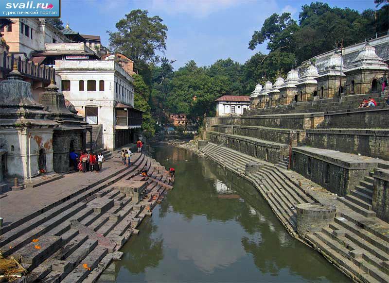 Река Багмати, храмовый комплекс Пашупатинатх, долина Катманду, Непал.