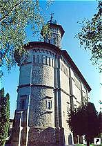 Монастырь Драгомирна, историческая область Молдова, Румыния.