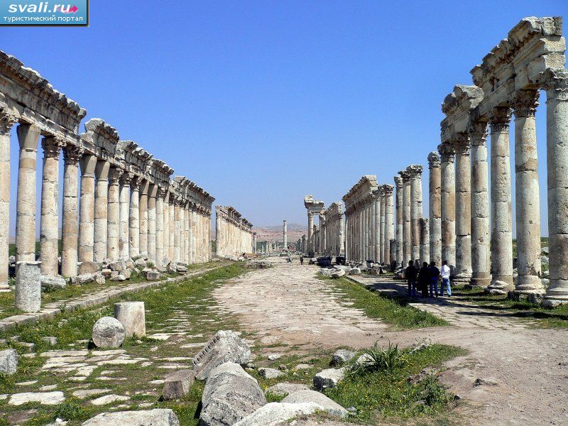 Руины античного города Апамеи (Apamea), 55 км от Хамы, Сирия. 