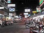 Паттайя (Phattaya), главная улица развлечений Walking Street ночью, Тайланд.