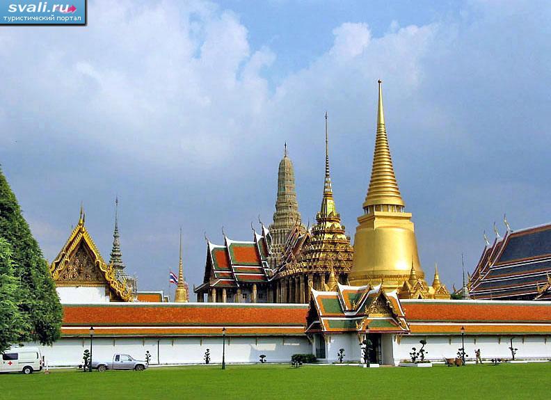 Храм Изумрудного Будды (Wat Phra Kaeo), королевский дворец в Бангкоке, Тайланд.