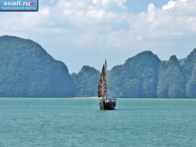 Лодка морских цыган, острова в заливе Пханг-Нга (Phang Nga), остров Пхукет (Phuket), юг Тайланда.