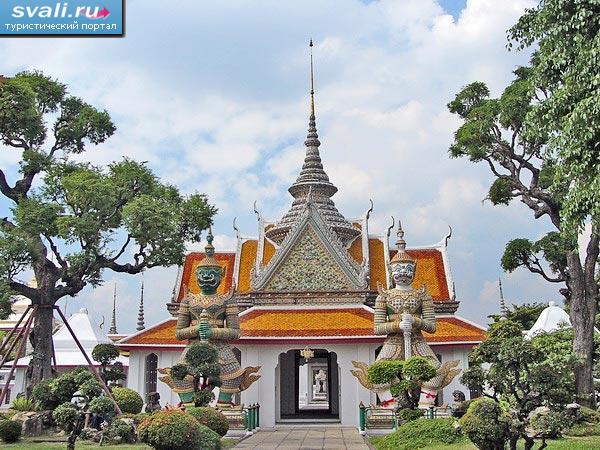 Храм рядом с Храмом Рассвета (Wat Arrun), Бангкок, Тайланд.