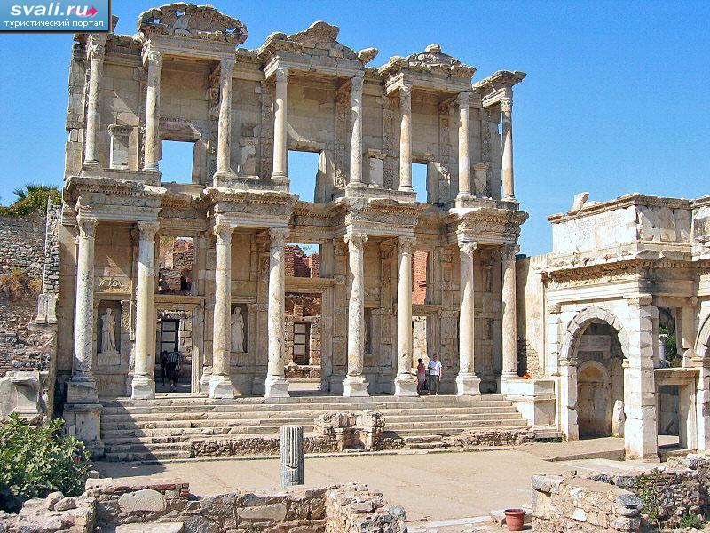 Руины древней библиотеки Цельсия, Эфес, Турция.