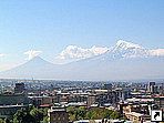 Ереван и вид на гору Арарат, Армения.