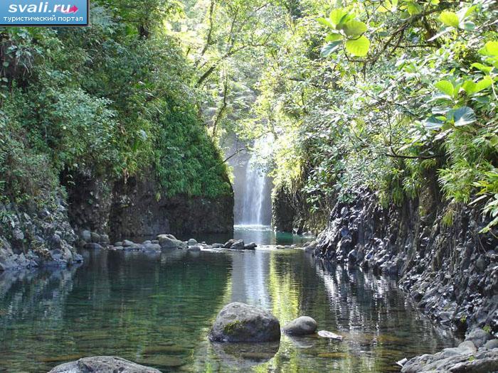 Водопады в окрестностях деревни Ловони, Левука, остров Овалау, Фиджи.