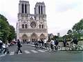 Велотуристы едут осматривать Нотр-Дам, Франция. (450x337 61Kb)