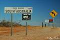 обилие знаков в пустыне при въезде в Южную Австралию
