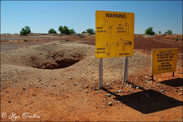 "Знак, предупреждающий об опастности простого гуляния между шахтами", White Cliffs, NSW, Австралия