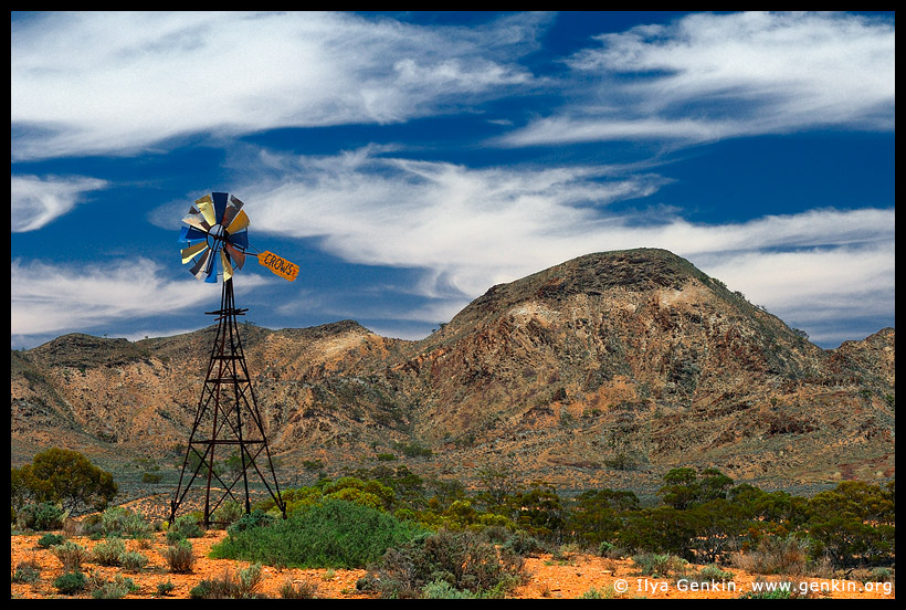 ВетреннаЯ водокачка на дороге к Waukaringa Ruin от Yunta, Южная Австралия.