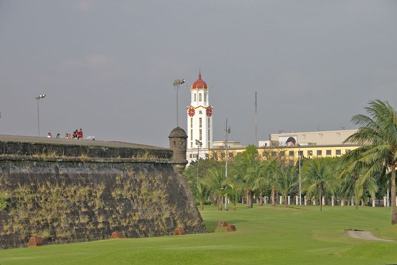 Стены Интраморуса и часовая башня ратуши