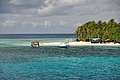 Типичный мальдивский остров (800x531 95Kb)