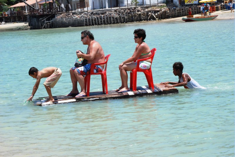 Перевозка "ленивых" туристов на пляж, Пипа, Бразилия.