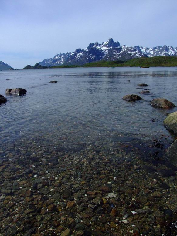 Хрустальная вода фьорда, Лофотенские острова, Норвегия.