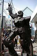 Памятник в виде бронзовой статуи героя серии манги и аниме Гандам-робота высотой 3 метра, железнодорожный вокзал Kamiigusa, Токио, Япония. (350x525 51Kb)