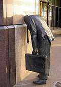 Памятник без головы. Голова обычного служащего полностью погрузилась в кирпичную стену здания компании Ernst & Young, Лос-Анджелес, США. (360x513 114Kb)