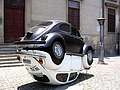 Необычная скульптура увековечивает знаменитый Volkswagen Beetle, Рио-де-Жанейро, Бразилия. (400x300 44Kb)