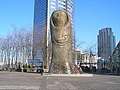 Памятник большому пальцу "Le pouce" в квартале Defense в Париже. (259x194 10Kb)