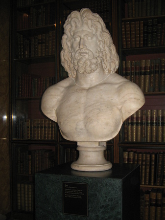 Бюст Зевса в библиотеке Британского музея