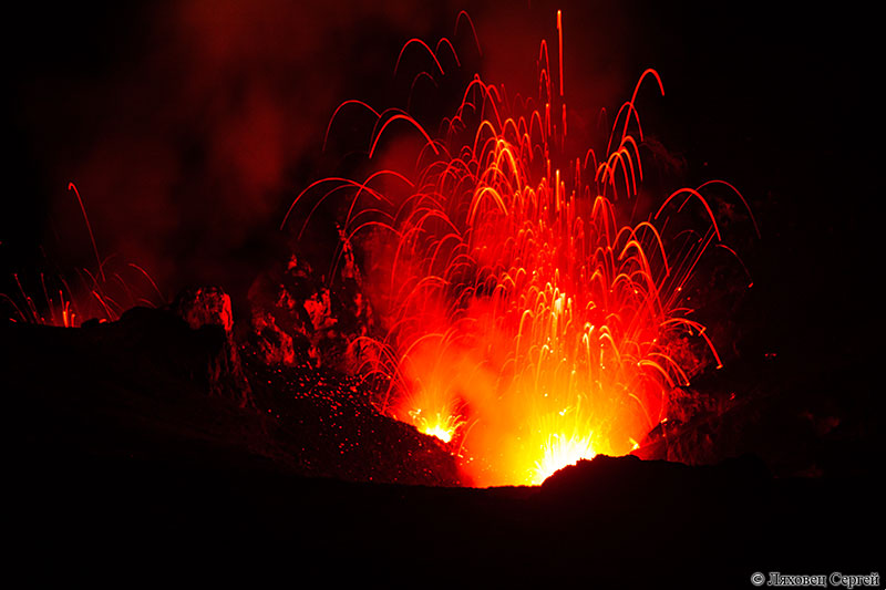 Извержение вулкана Ясур