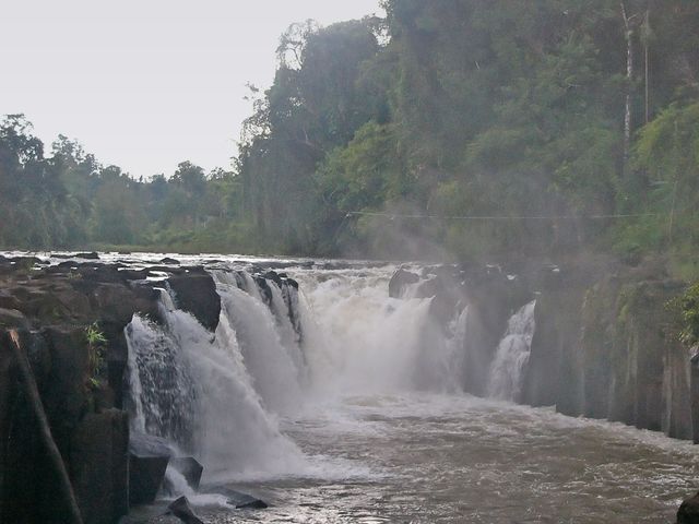 Водопад Phone Phasuoam на плато Bolaven.