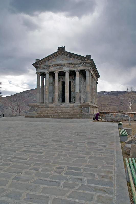 Языческий храм Гарни. Армения.