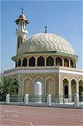 Мечеть рядом со Дворцом Альа Хосна. Абу-Даби. ОАЭ. (400x602 91Kb)