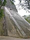 Самая высокая пирамида в Тикале (480x640 180Kb)