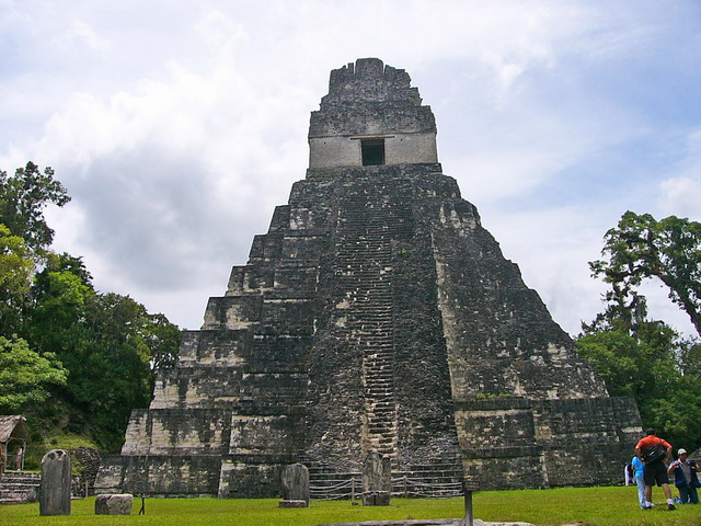 Тикаль, одна из пирамид на главной площади