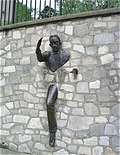 Человек, проходящий сквозь стену, Париж, Франция. (563x726 147Kb)
