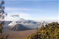 Вид на вулканы Бромо и Семеру со склона горы, остров Ява. (640x427 87Kb)